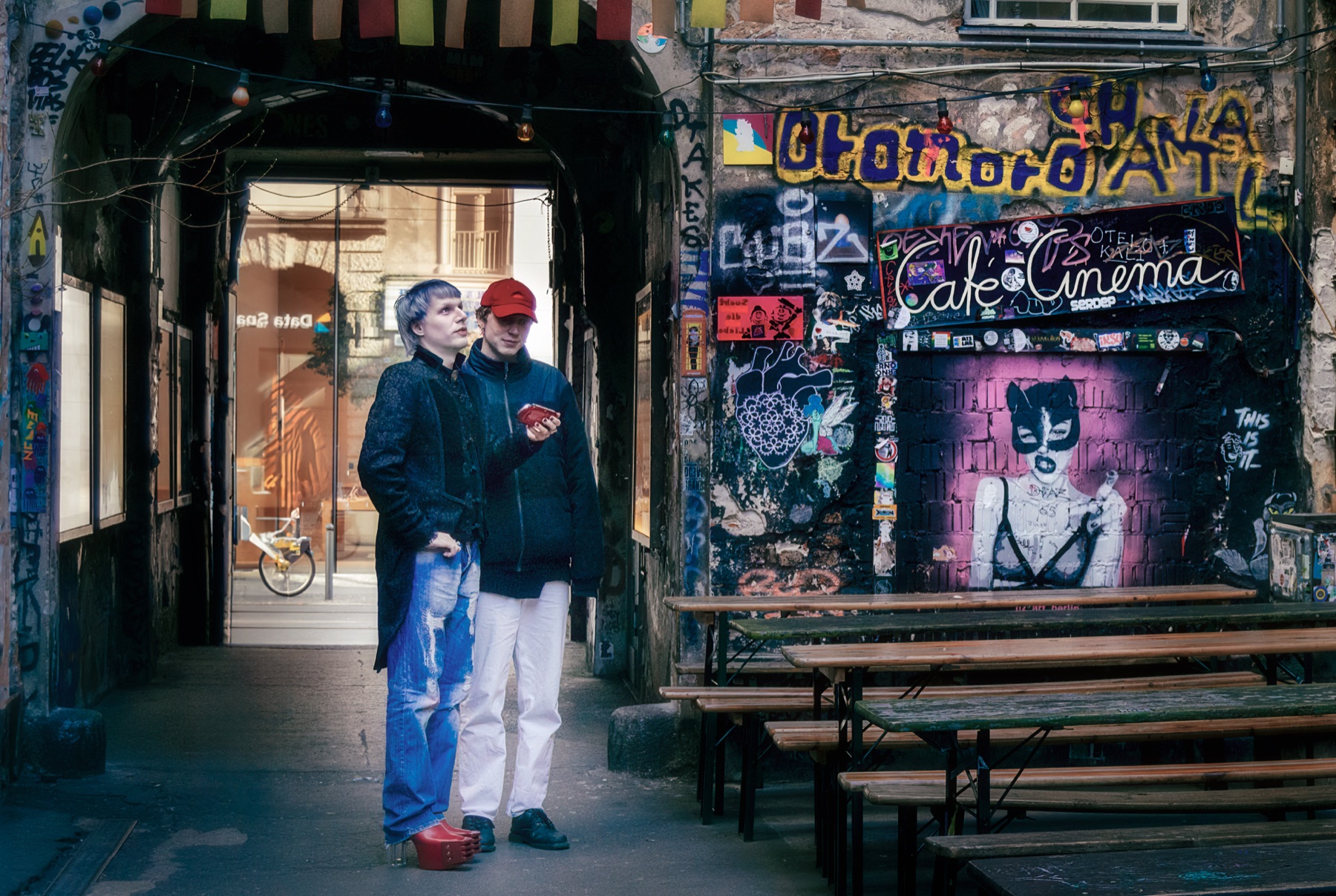 Entrada y grafitis del Café Cinema de Berlín, fotografía de Tomeu Fiol