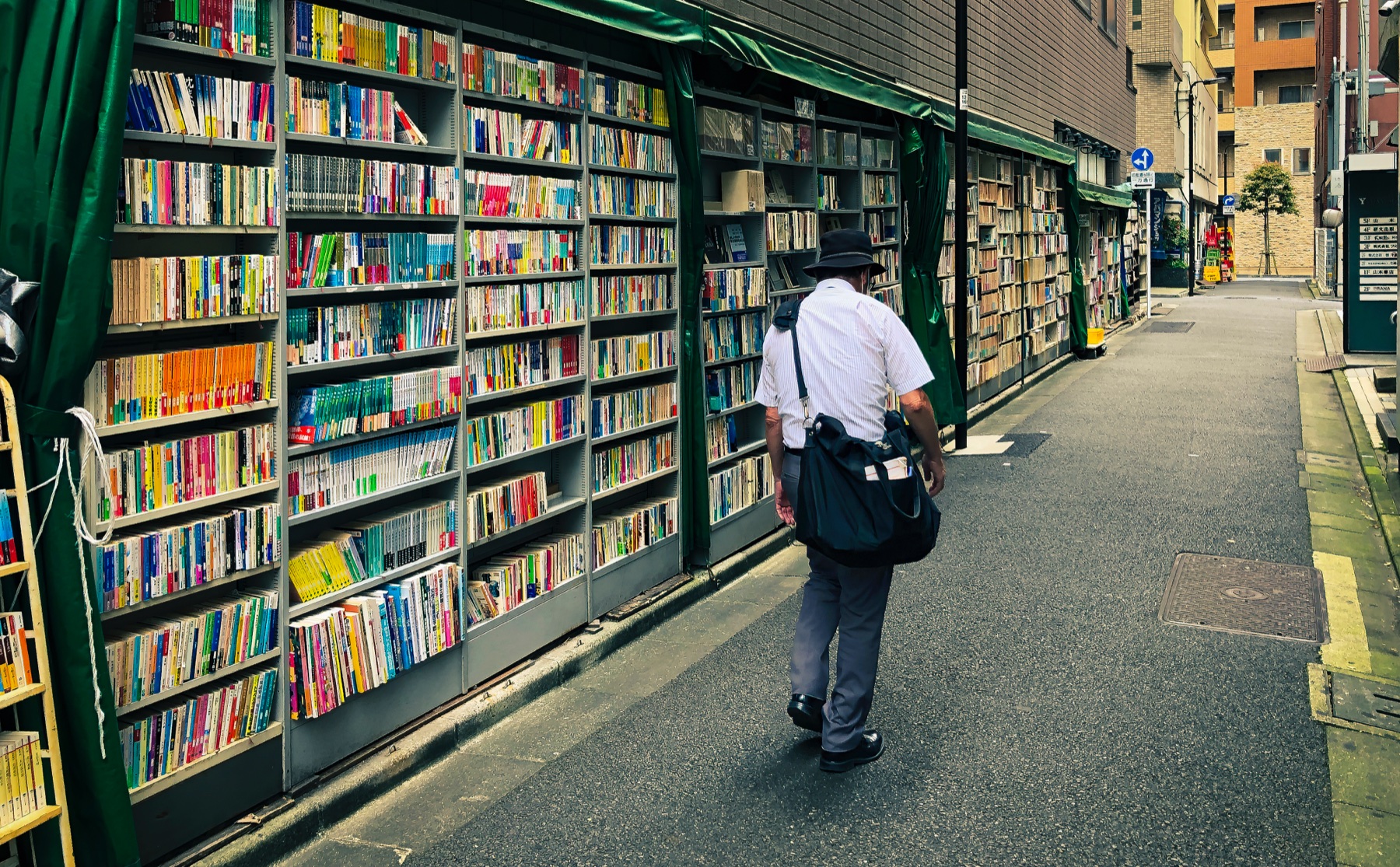 Librería al aire libre en Tokio, fotografía de Tomeu Fiol