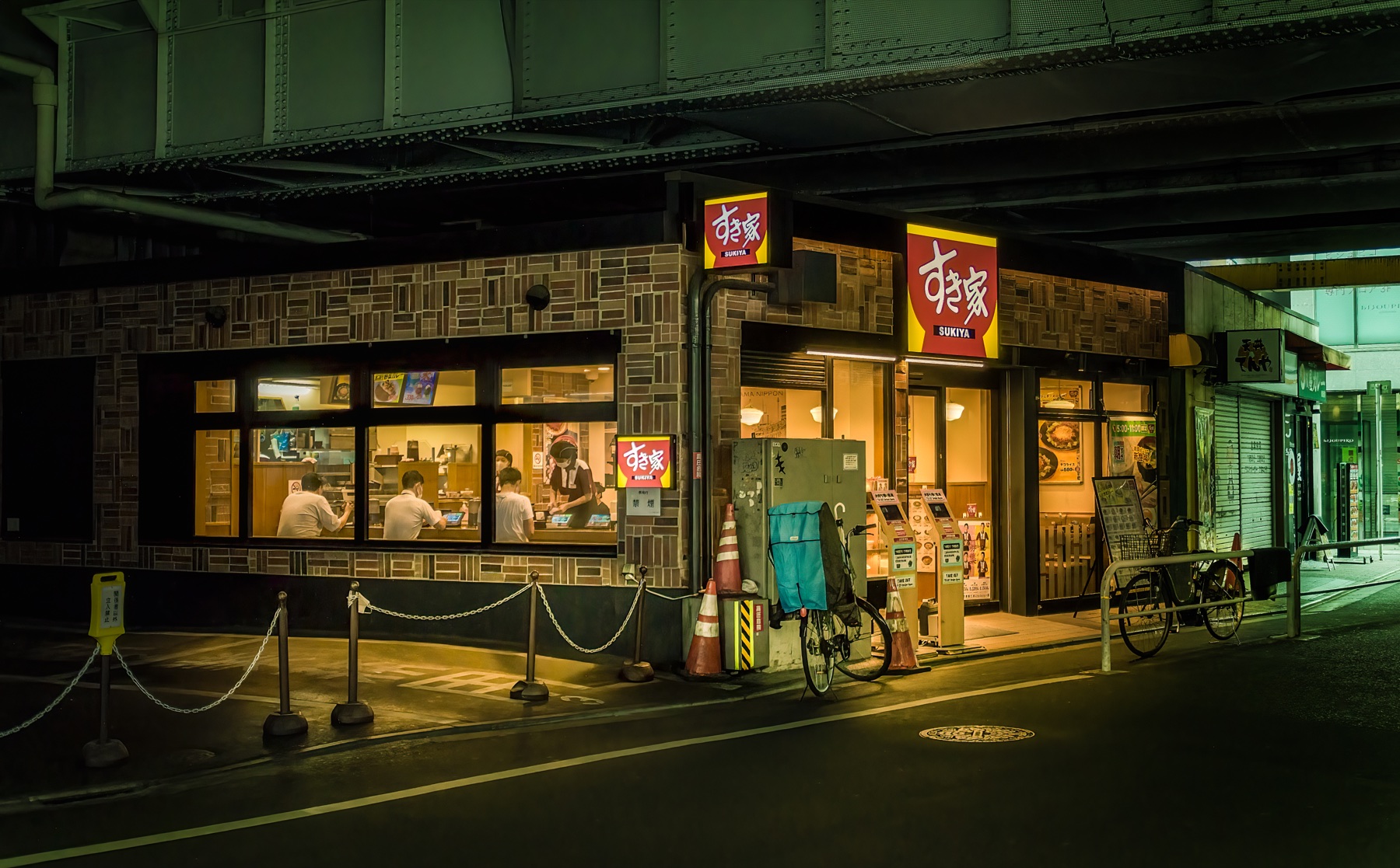 Restaurante de Tokio bajo un puente, fotografía nocturna de Tomeu Fiol