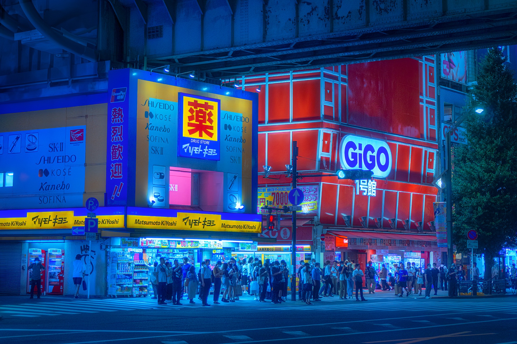 GiGO Akihabara 1, un taxi y el tren elevado en Tokio, fotografiados por Tomeu Fiol en 2023