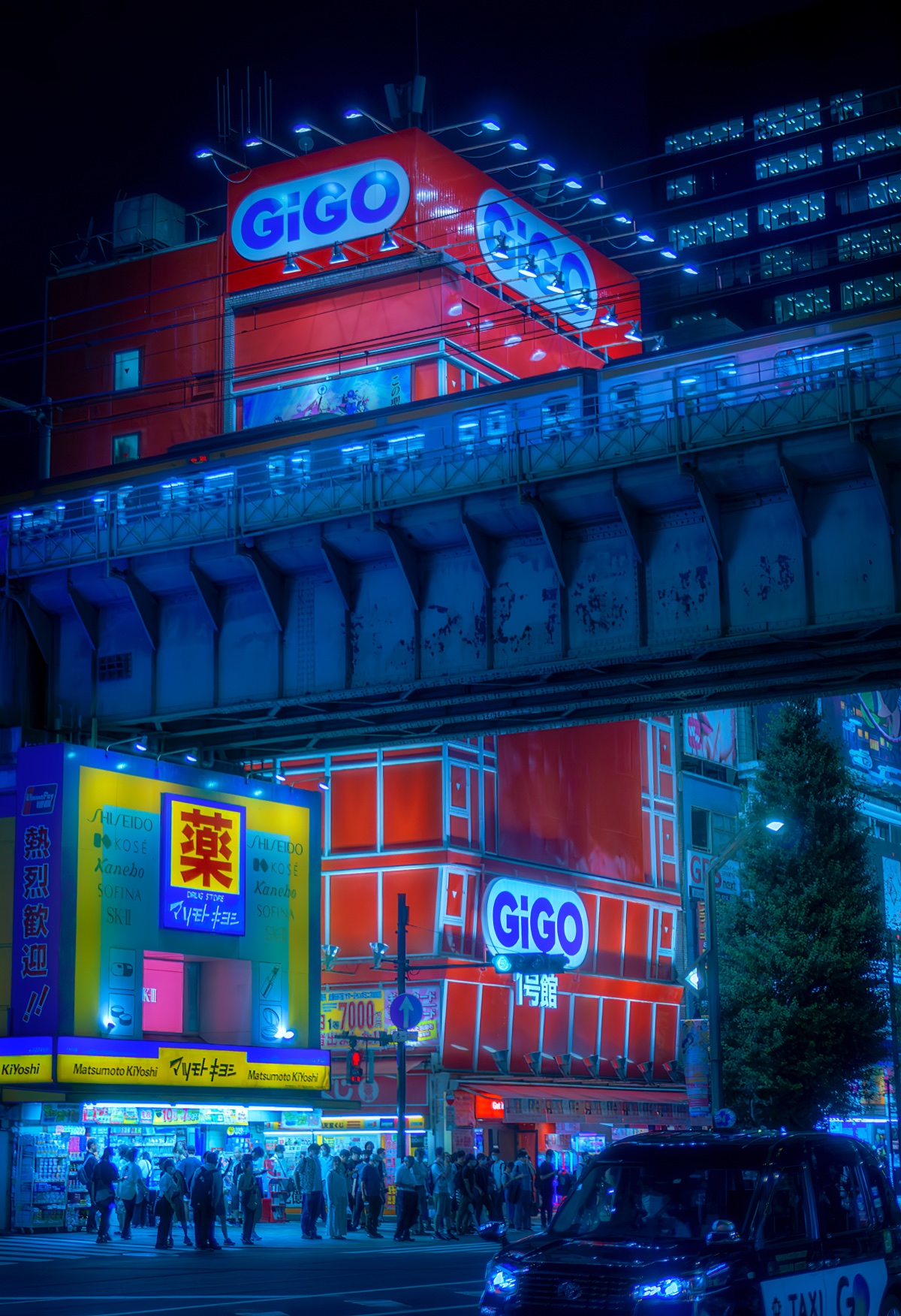 Vista nocturna de GiGO Akihabara 1 bajo el tren elevado, fotografía de Tomeu Fiol