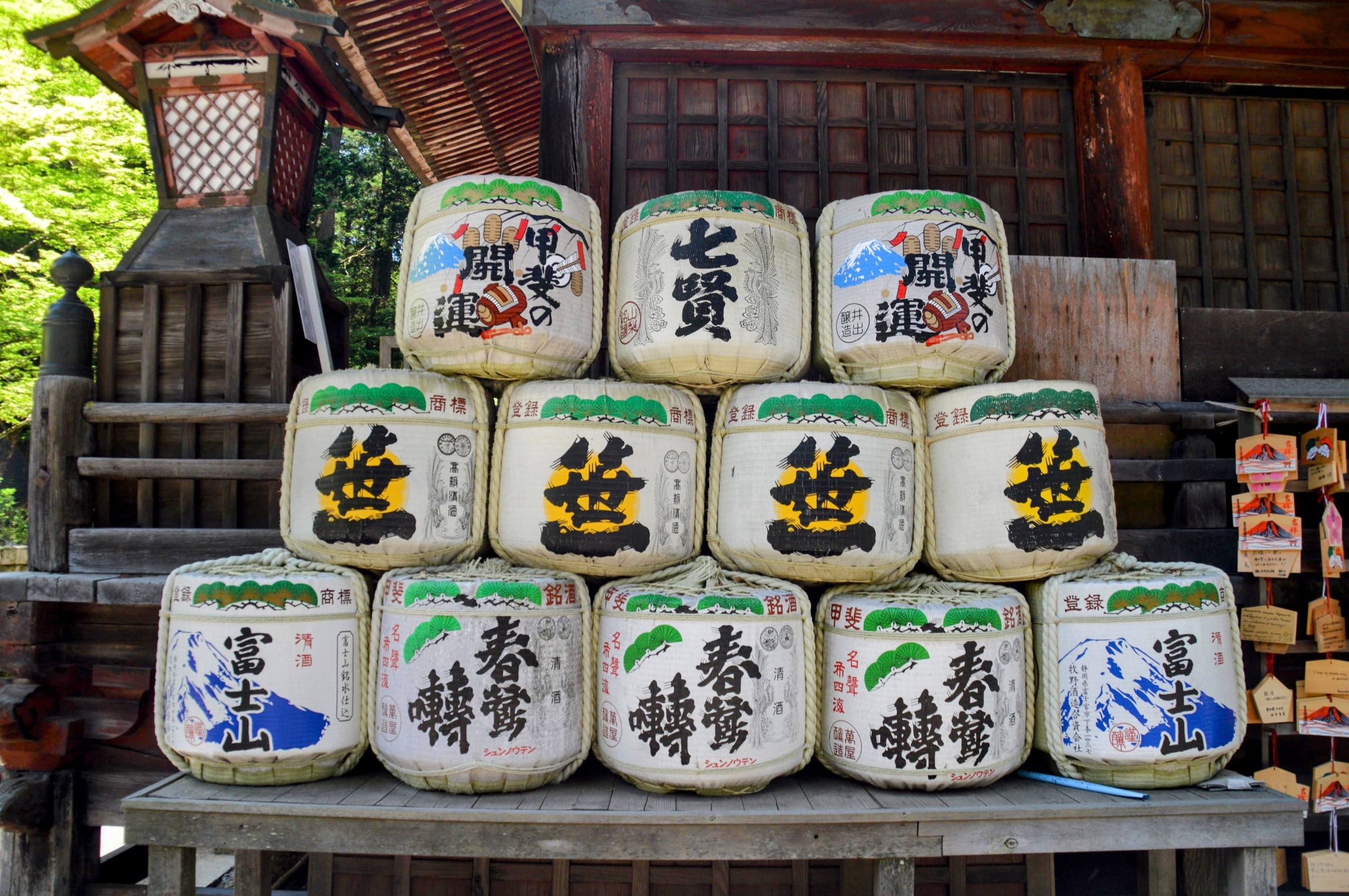Barriles de sake ofrecidos en el santuario Kitaguchi Hongu Fuji Sengen, Fujiyoshida, Japón