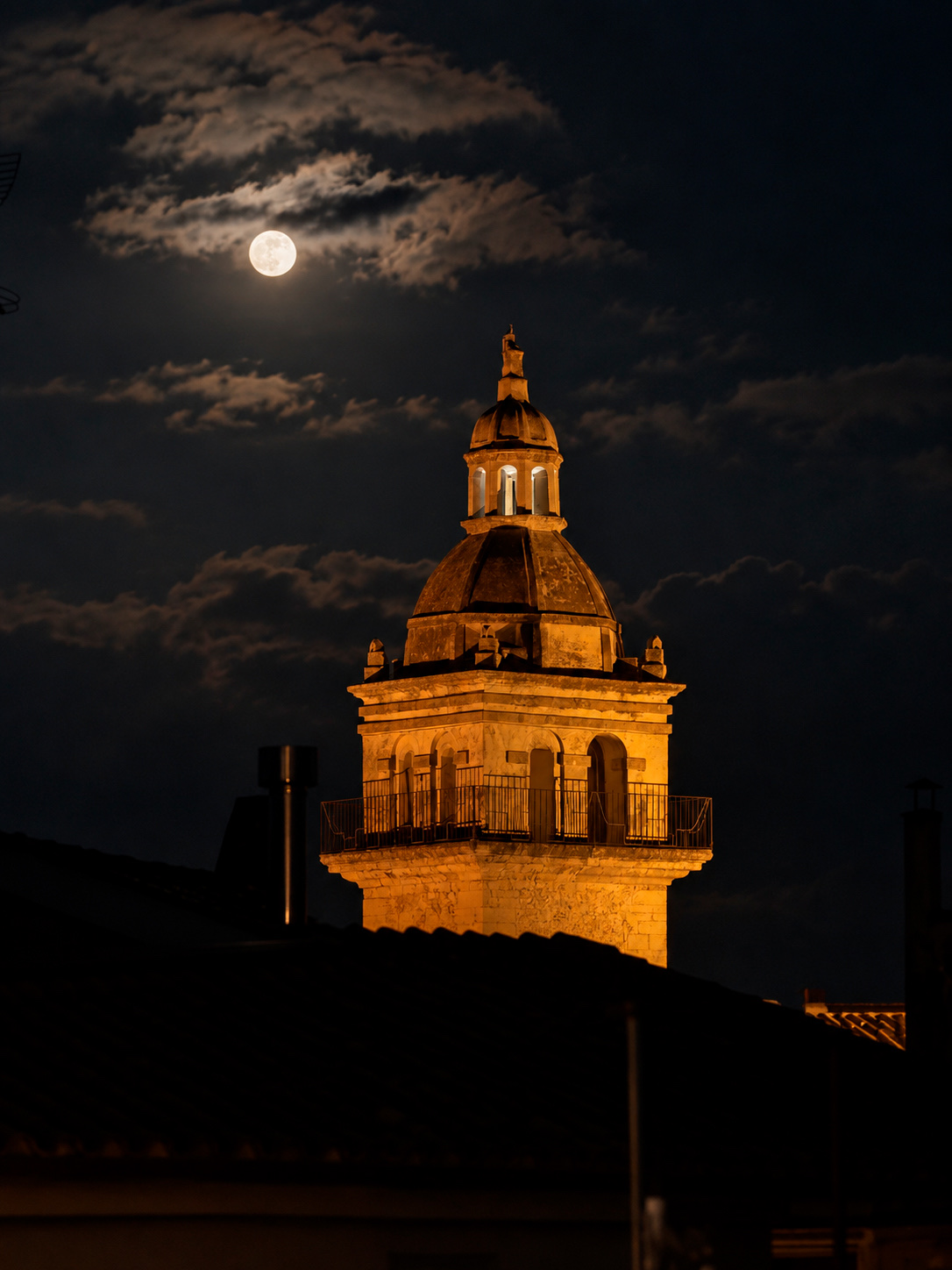 Fotografía nocturna de una torre y la luna editada con inteligencia artificial por Tomeu Fiol