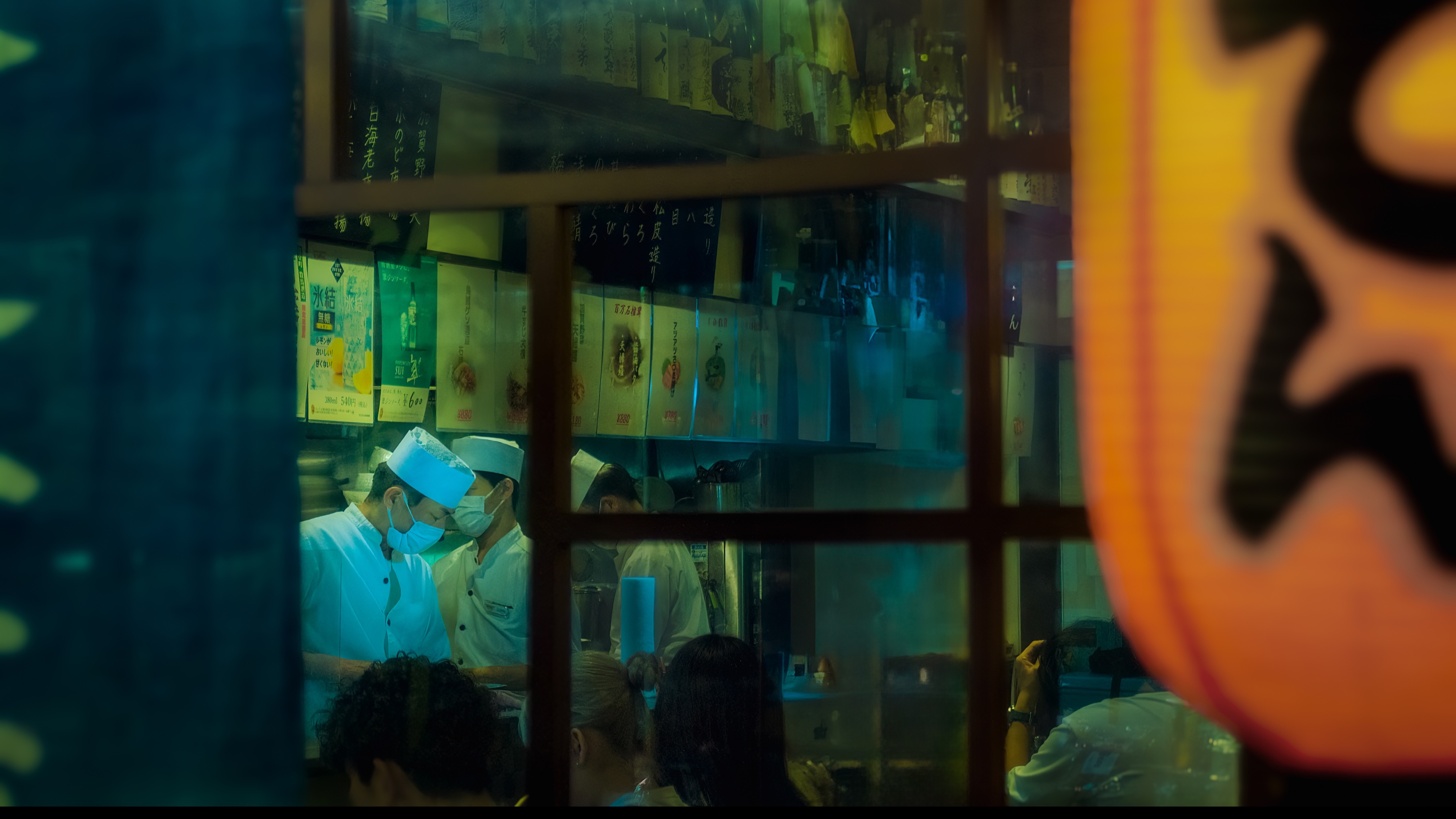 Portfolio fotográfico de Tomeu Fiol: escena nocturna en Tokio